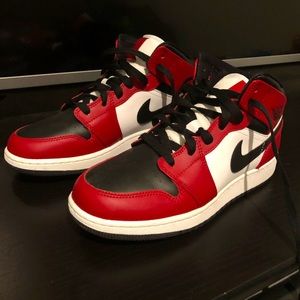 Air Jordan 1 Mids Chicago Black Toe